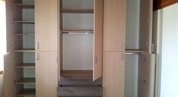 Armadi in legno battenti