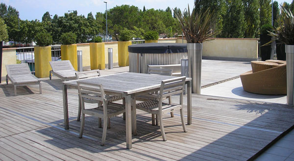 Parquet per esterni: piscine, terrazze e giardini
